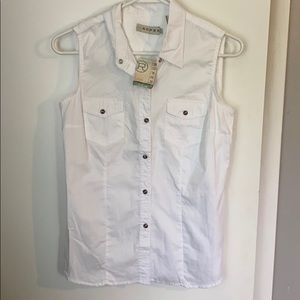 Roper sleeveless white button down top
